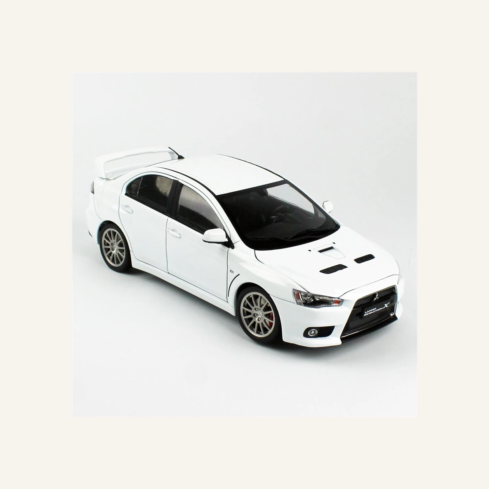 Sunstar 5824 1/18 Ölçek, Mitsubishi Lancer Evolution X, Beyaz