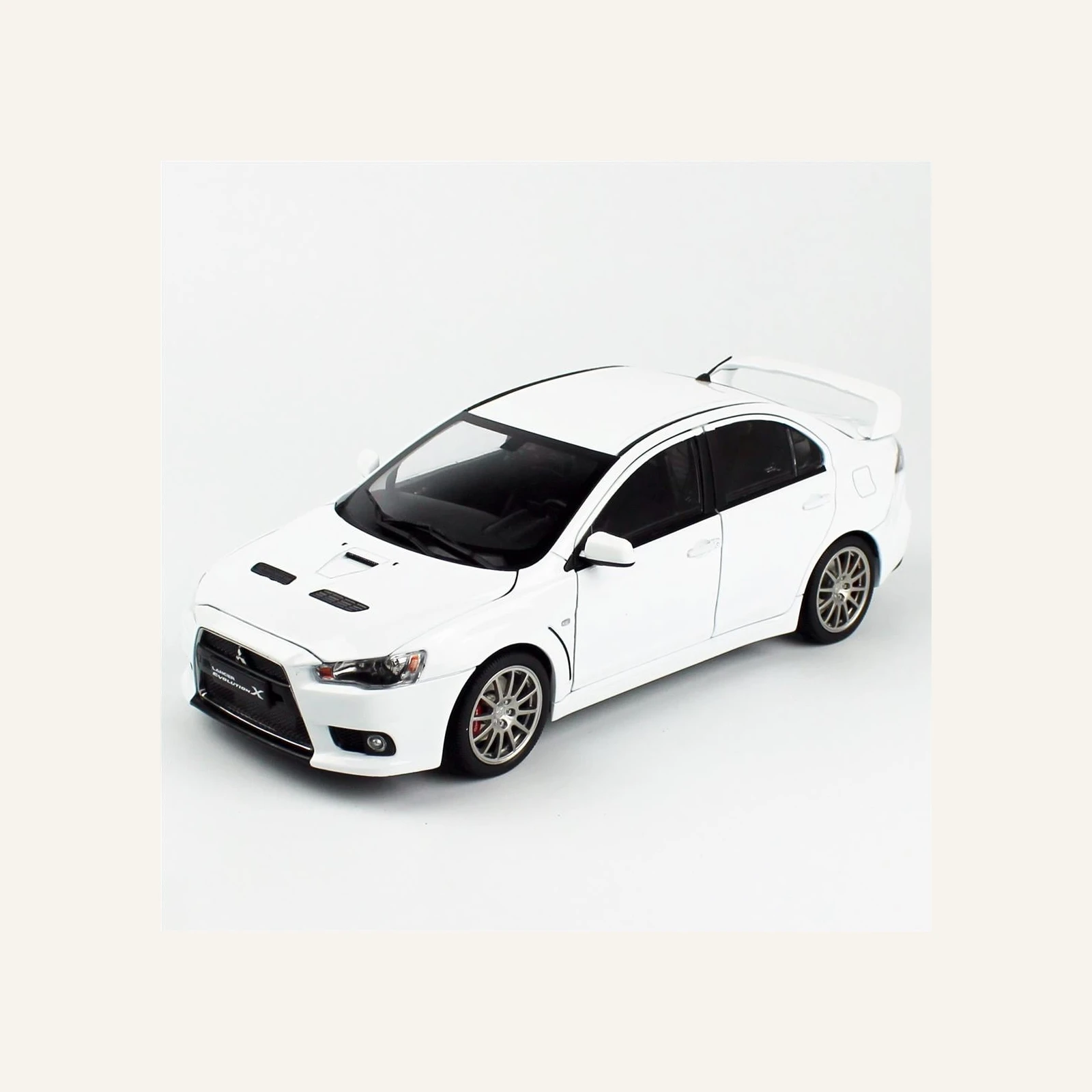 Sunstar 5824 1/18 Ölçek, Mitsubishi Lancer Evolution X, Beyaz