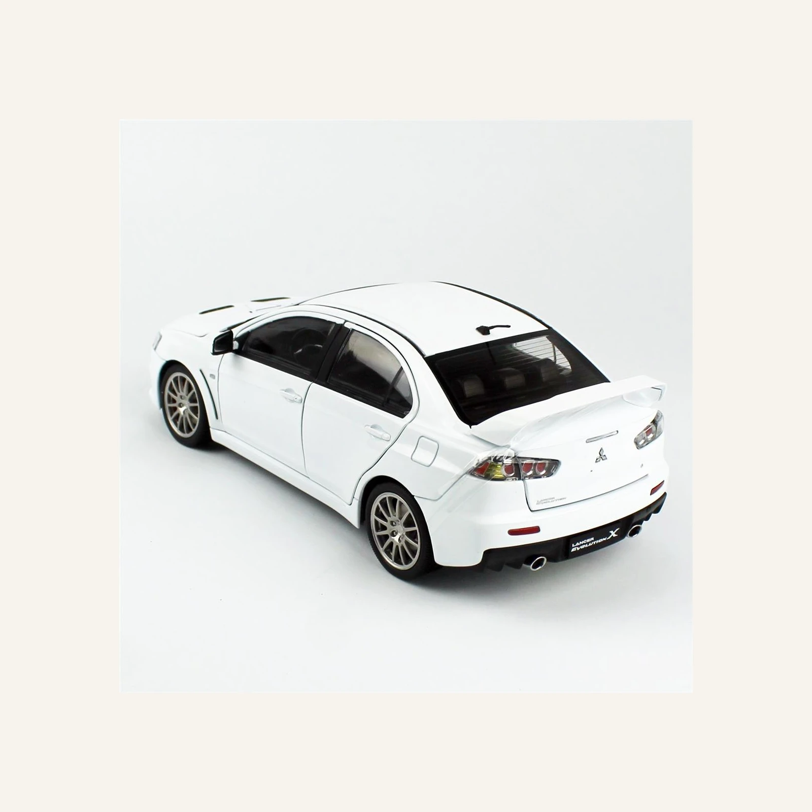 Sunstar 5824 1/18 Ölçek, Mitsubishi Lancer Evolution X, Beyaz