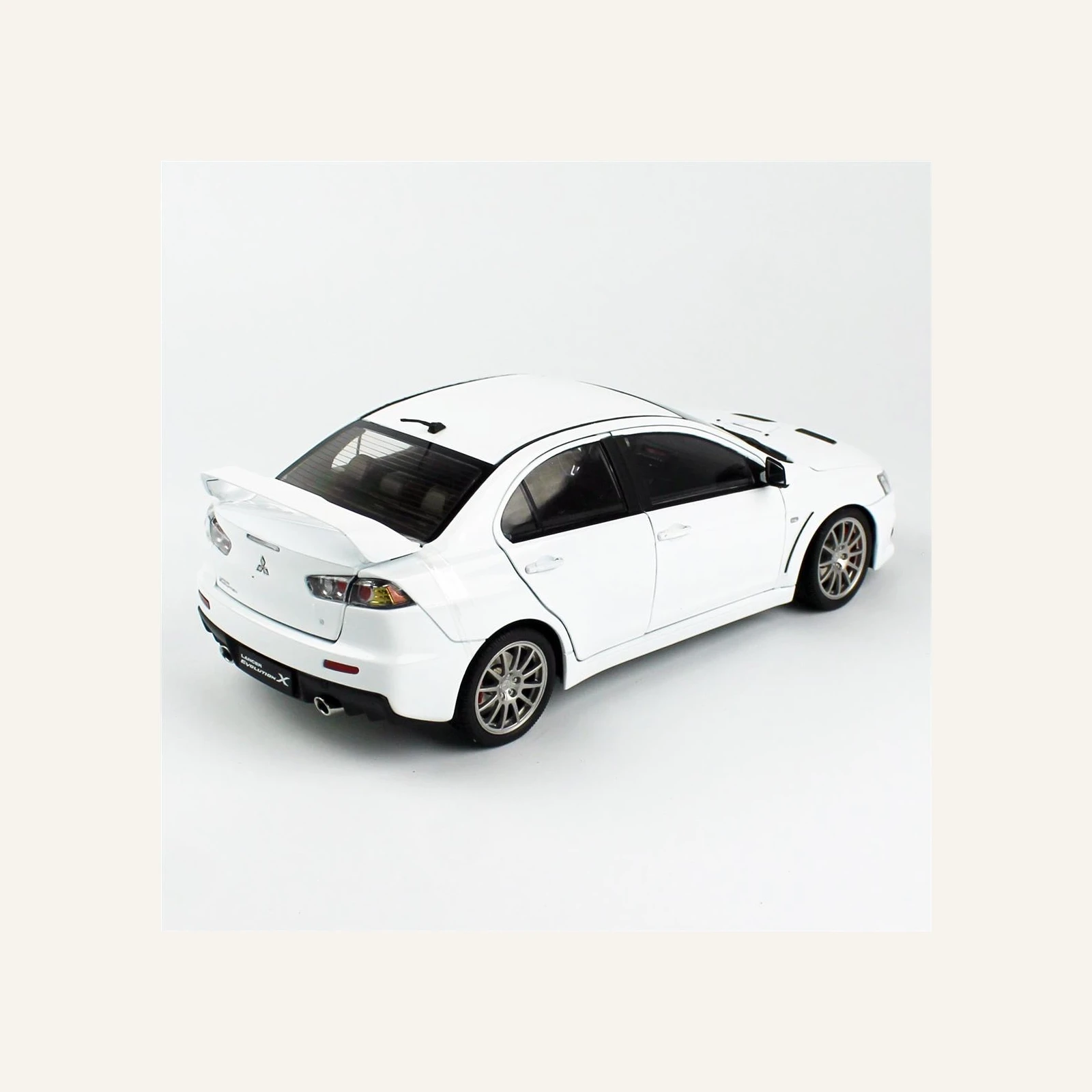 Sunstar 5824 1/18 Ölçek, Mitsubishi Lancer Evolution X, Beyaz
