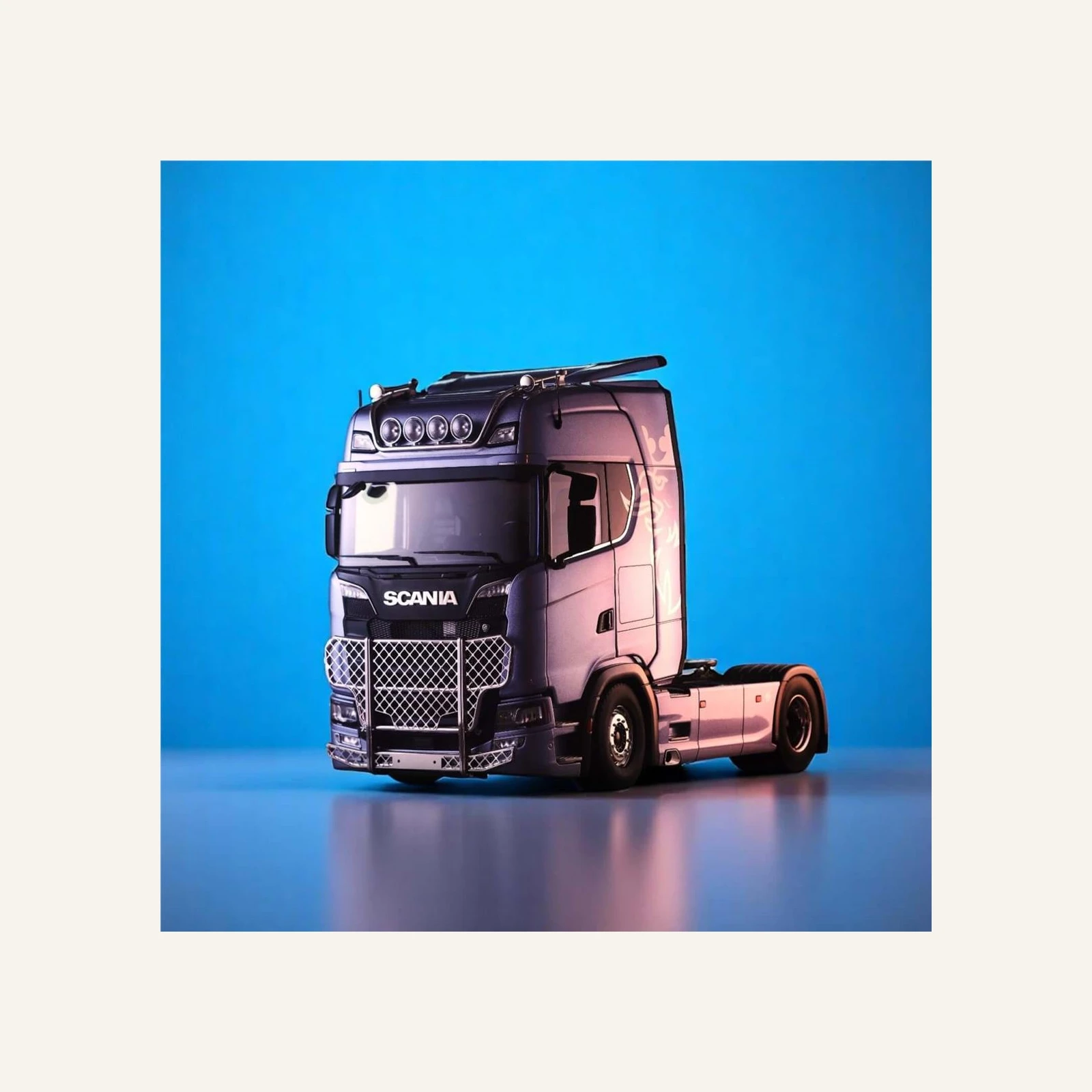 NZG 1019/22 1/18 Ölçek, Scania V8 730S Çekici (Fiction Mavi)