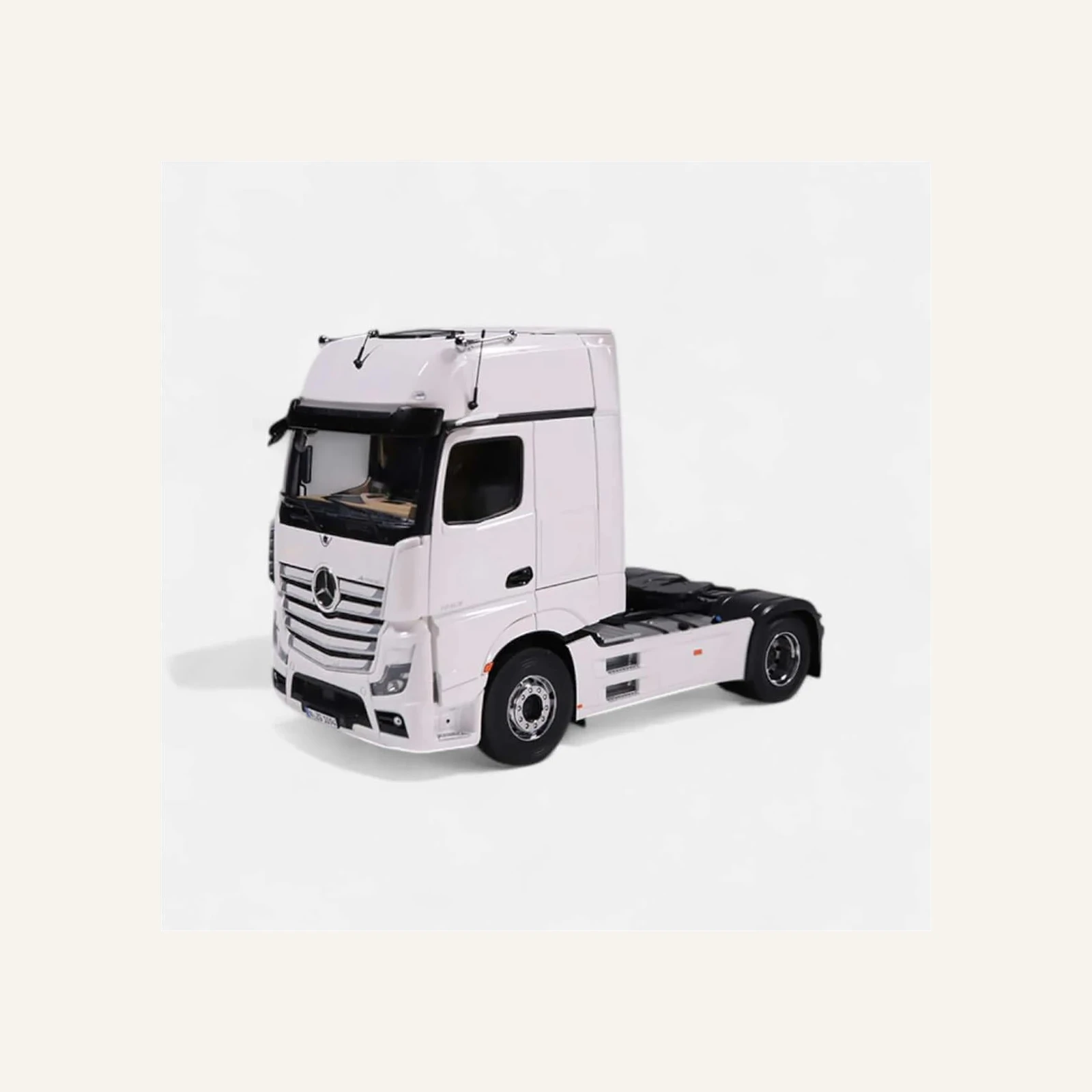 NZG 1094/41 1/18 Ölçek, Mercedes-Benz Actros Çekici, Desenli Beyaz