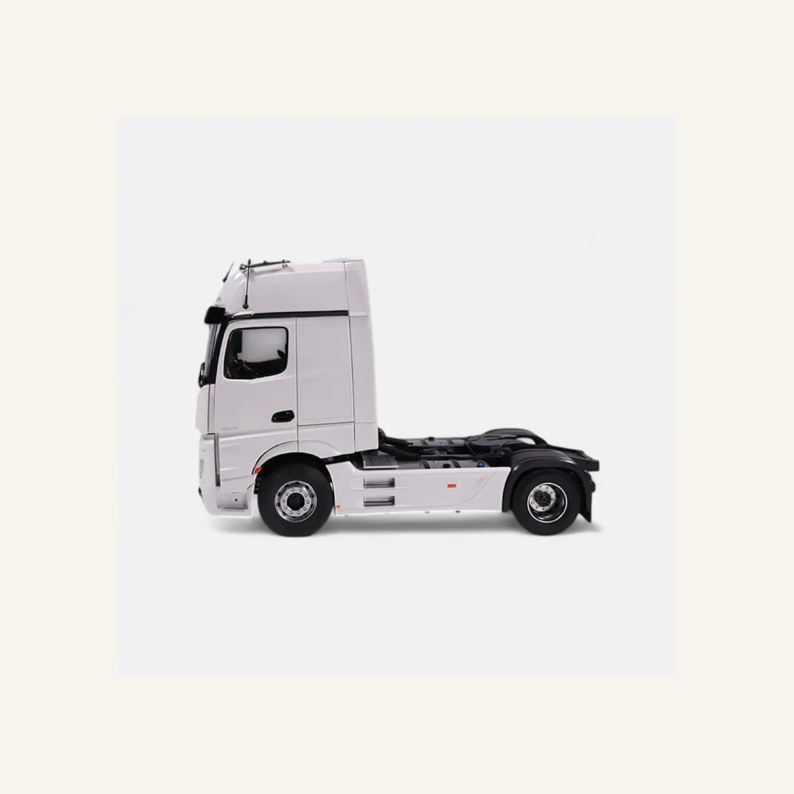 NZG 1094/41 1/18 Ölçek, Mercedes-Benz Actros Çekici, Desenli Beyaz