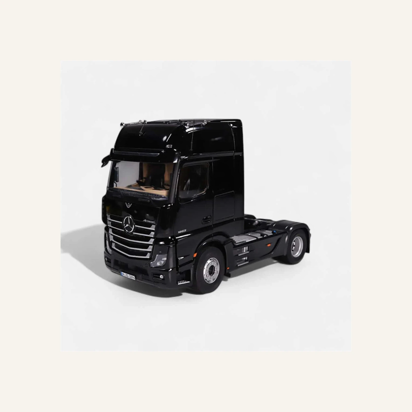 NZG 1094/51 1/18 Ölçek, Mercedes-Benz Actros Çekici, Desenli Siyah