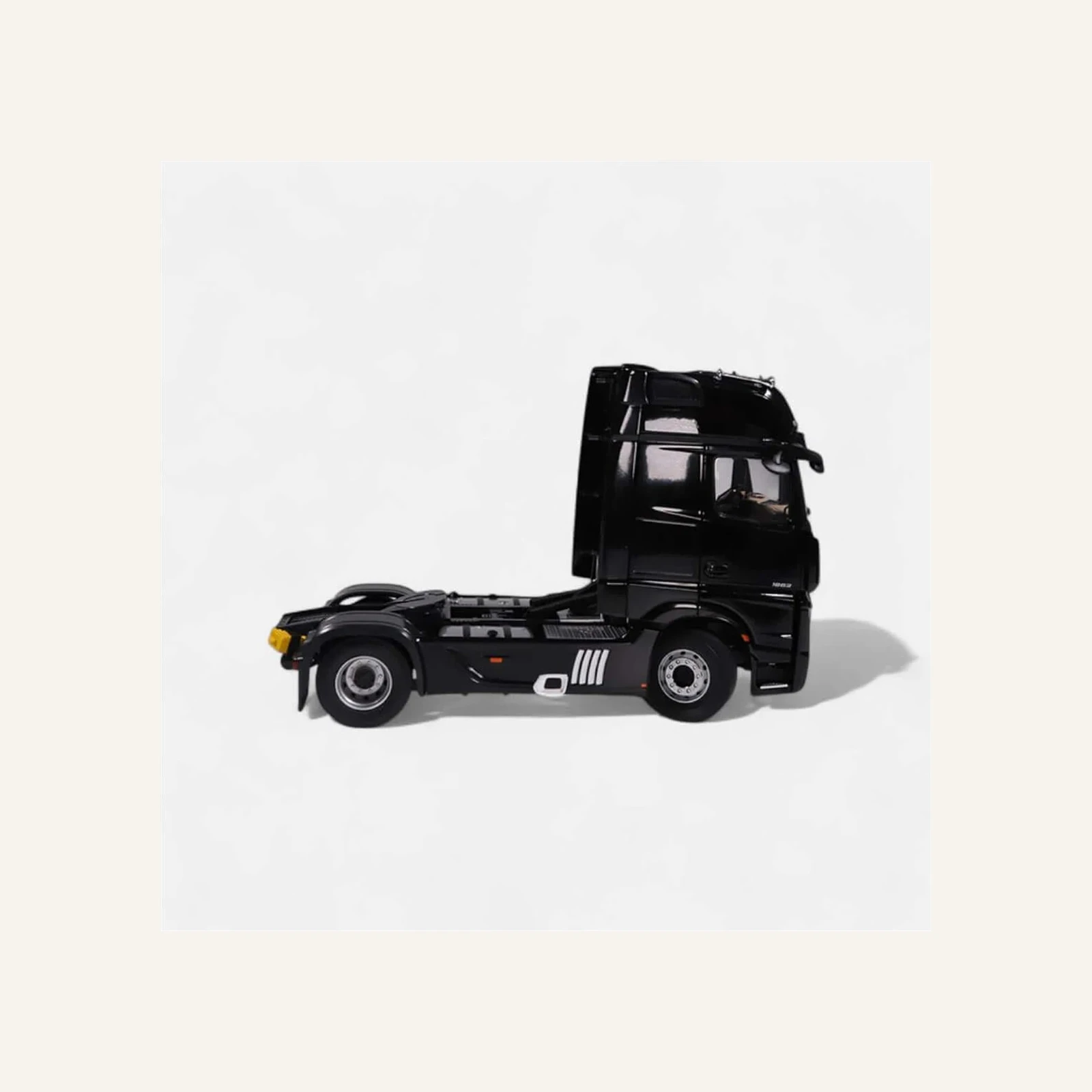 NZG 1094/51 1/18 Ölçek, Mercedes-Benz Actros Çekici, Desenli Siyah