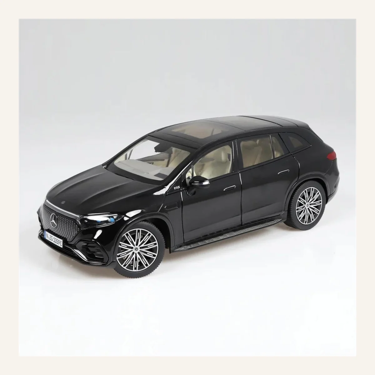 NZG 1059/50 1/18 Ölçek, Mercedes-Benz EQS AMG Line SUV, Siyah