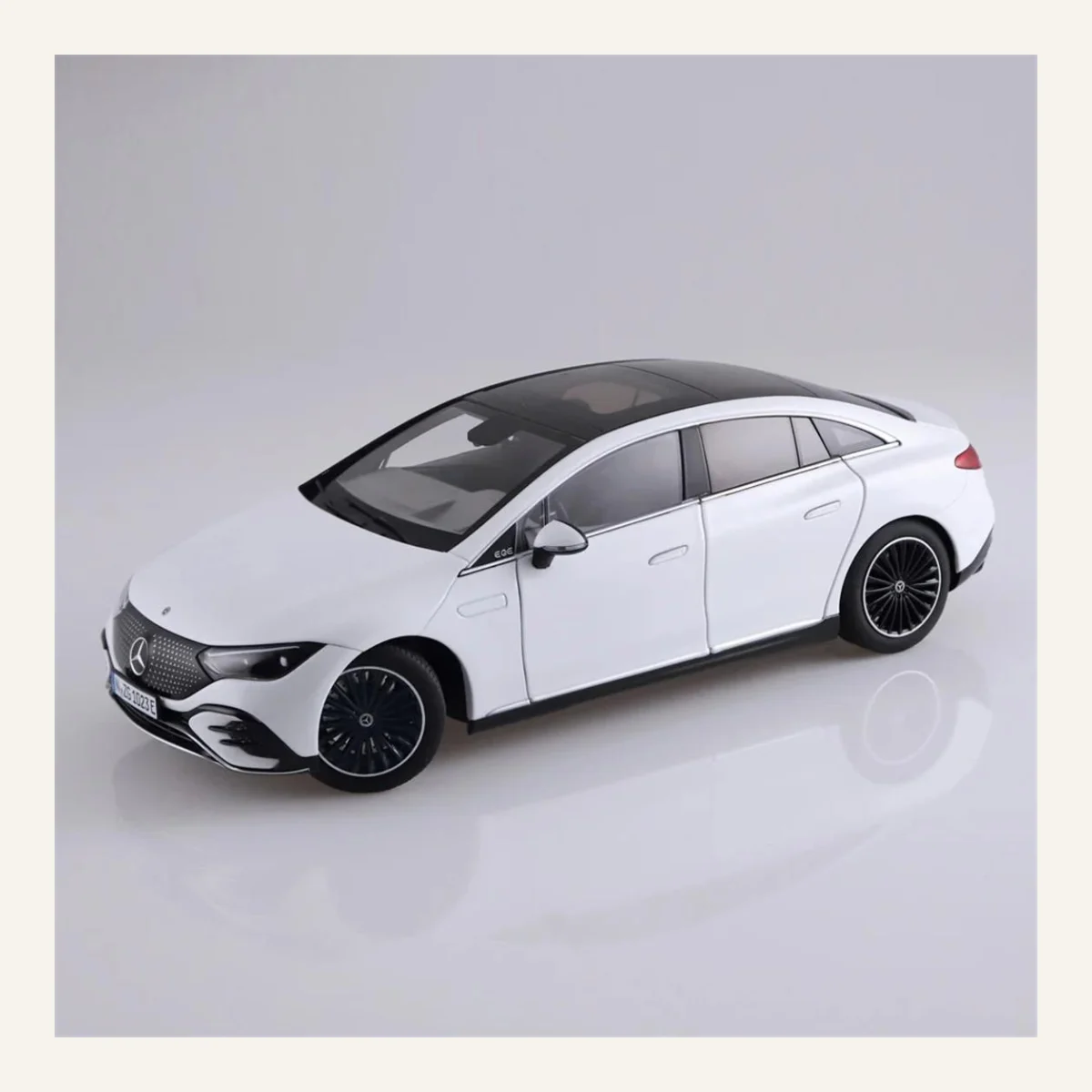 NZG 1023/41 1/18 Ölçek, Mercedes-Benz EQE Araba, Opalit Beyaz