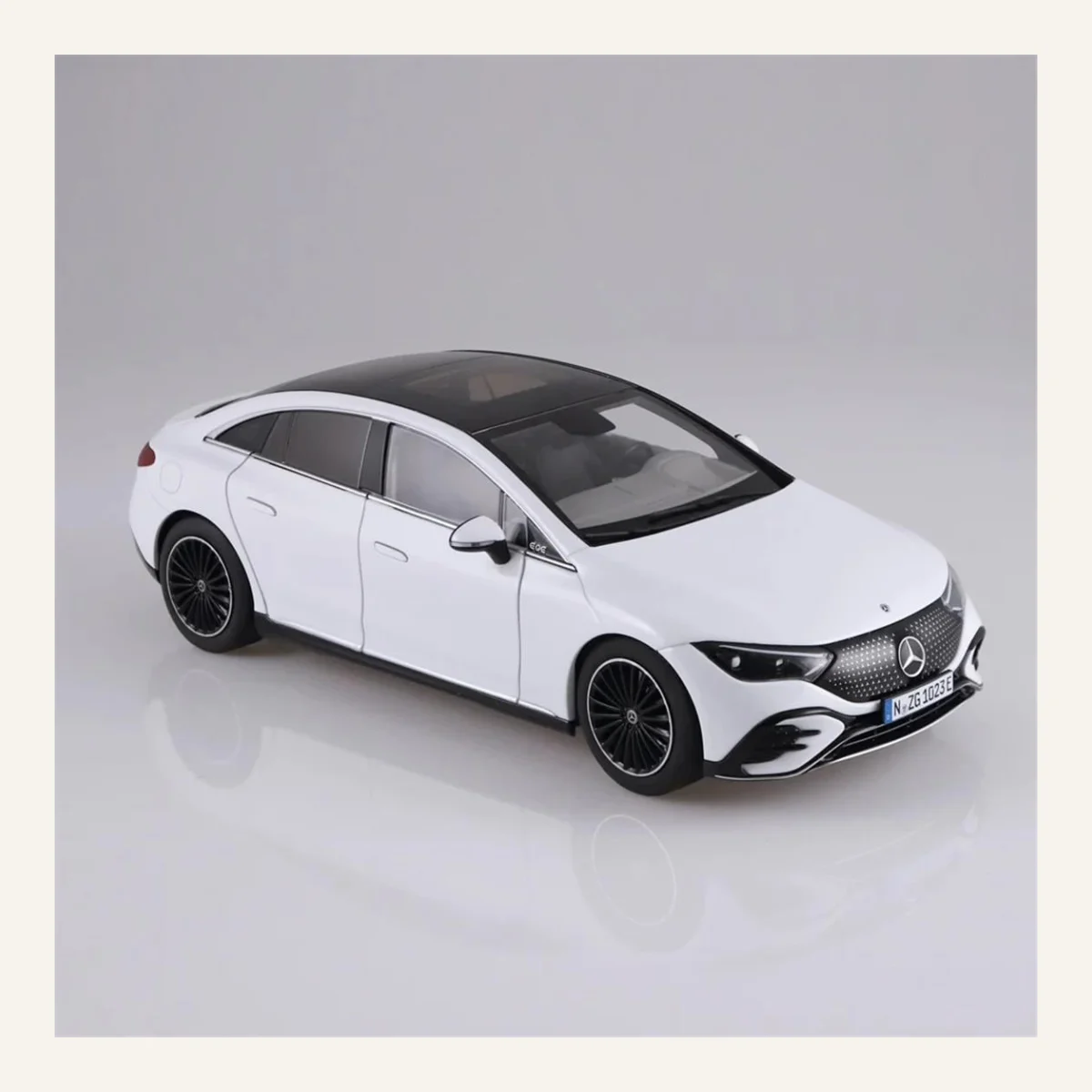 NZG 1023/41 1/18 Ölçek, Mercedes-Benz EQE Araba, Opalit Beyaz
