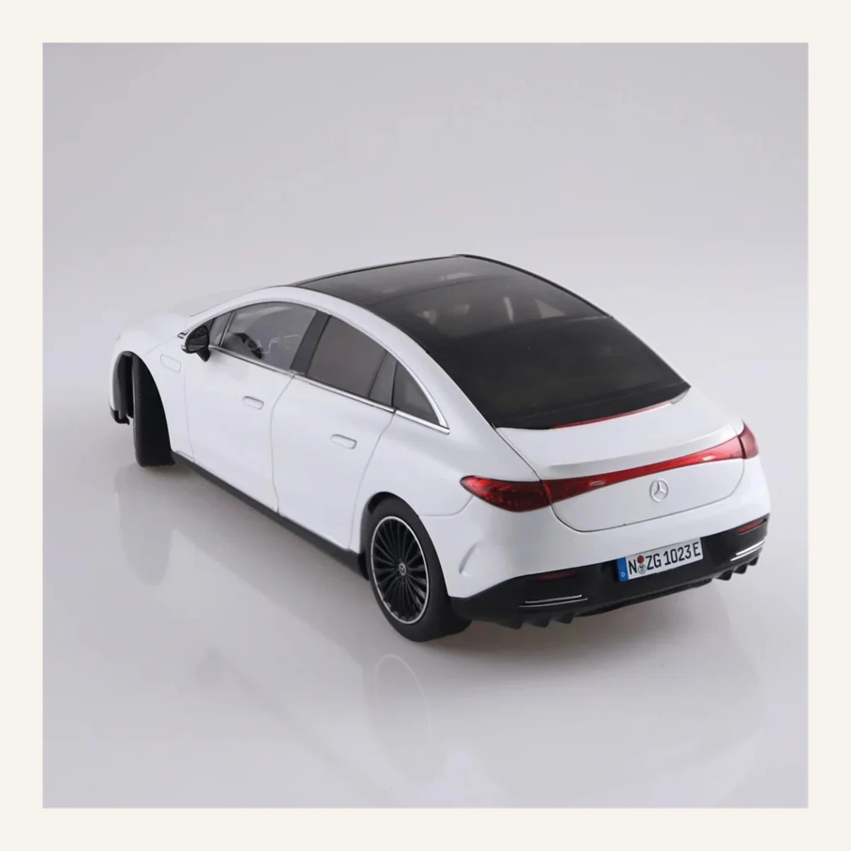 NZG 1023/41 1/18 Ölçek, Mercedes-Benz EQE Araba, Opalit Beyaz