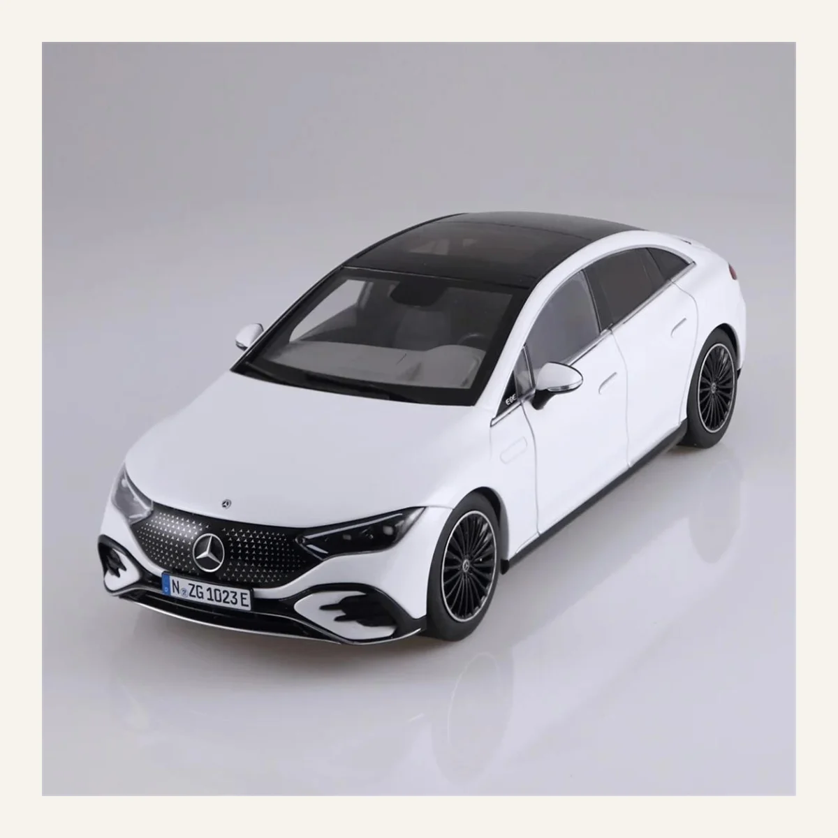 NZG 1023/41 1/18 Ölçek, Mercedes-Benz EQE Araba, Opalit Beyaz