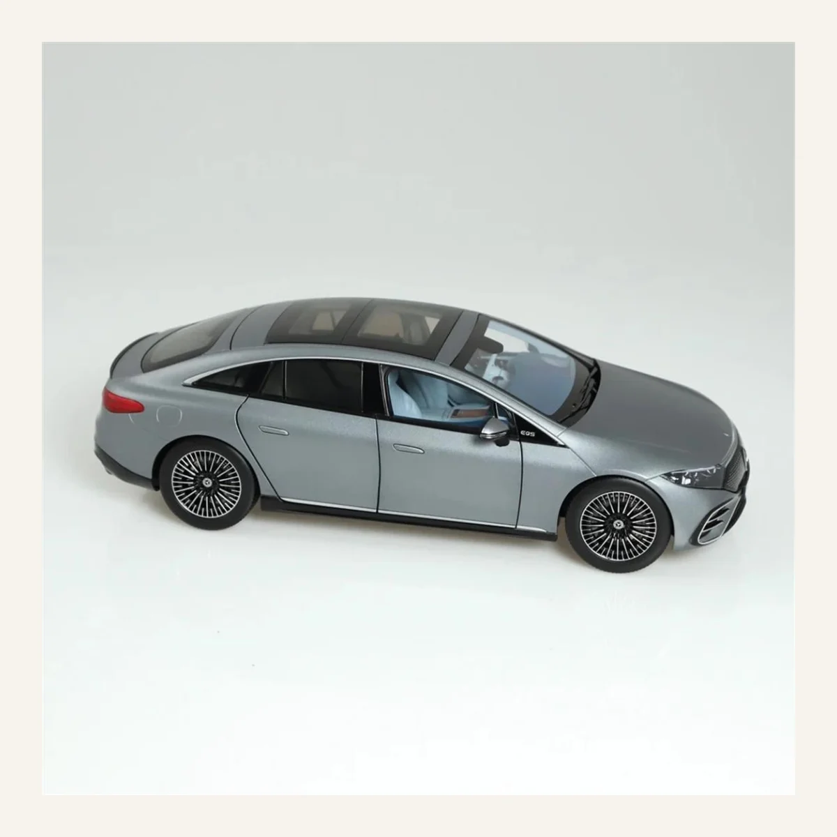 NZG 1020/52 1/18 Ölçek, Mercedes-Benz EQS Araba, Selenit Gri