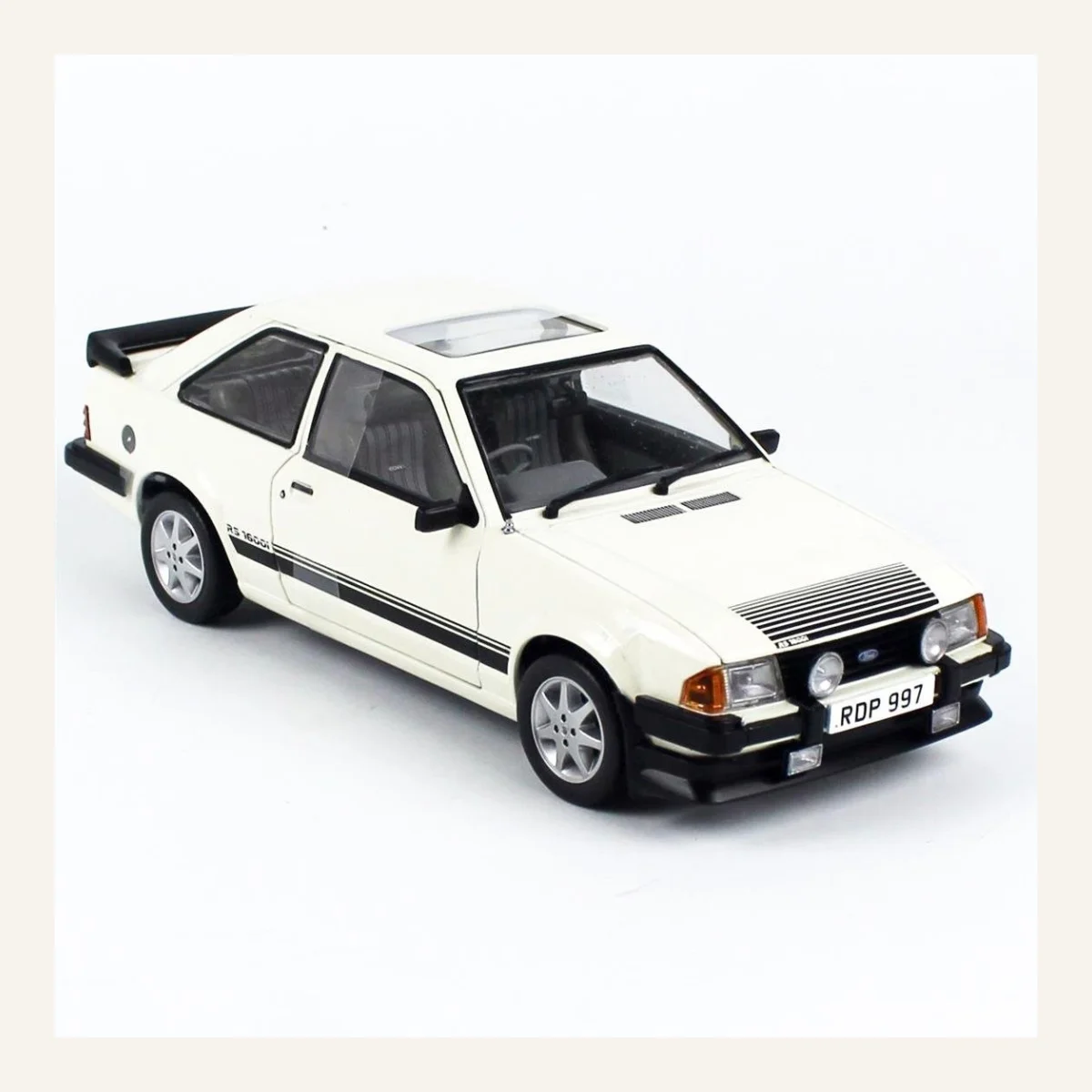 Sunstar 4997 1/18 Ölçek, 1984 Ford Escort RS1600i, Diamond White (RHD)