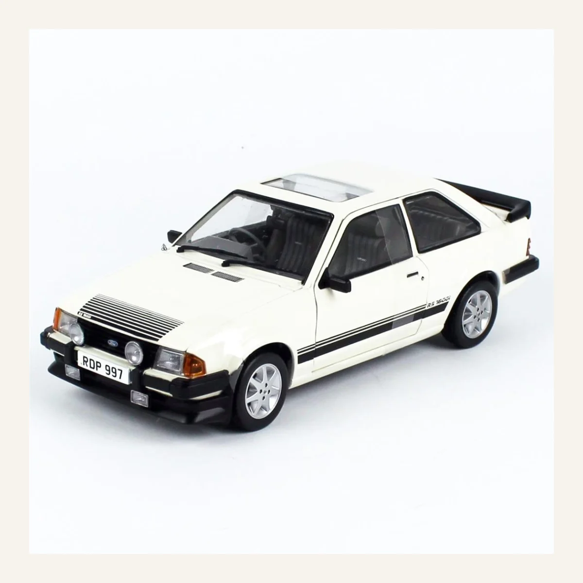 Sunstar 4997 1/18 Ölçek, 1984 Ford Escort RS1600i, Diamond White (RHD)