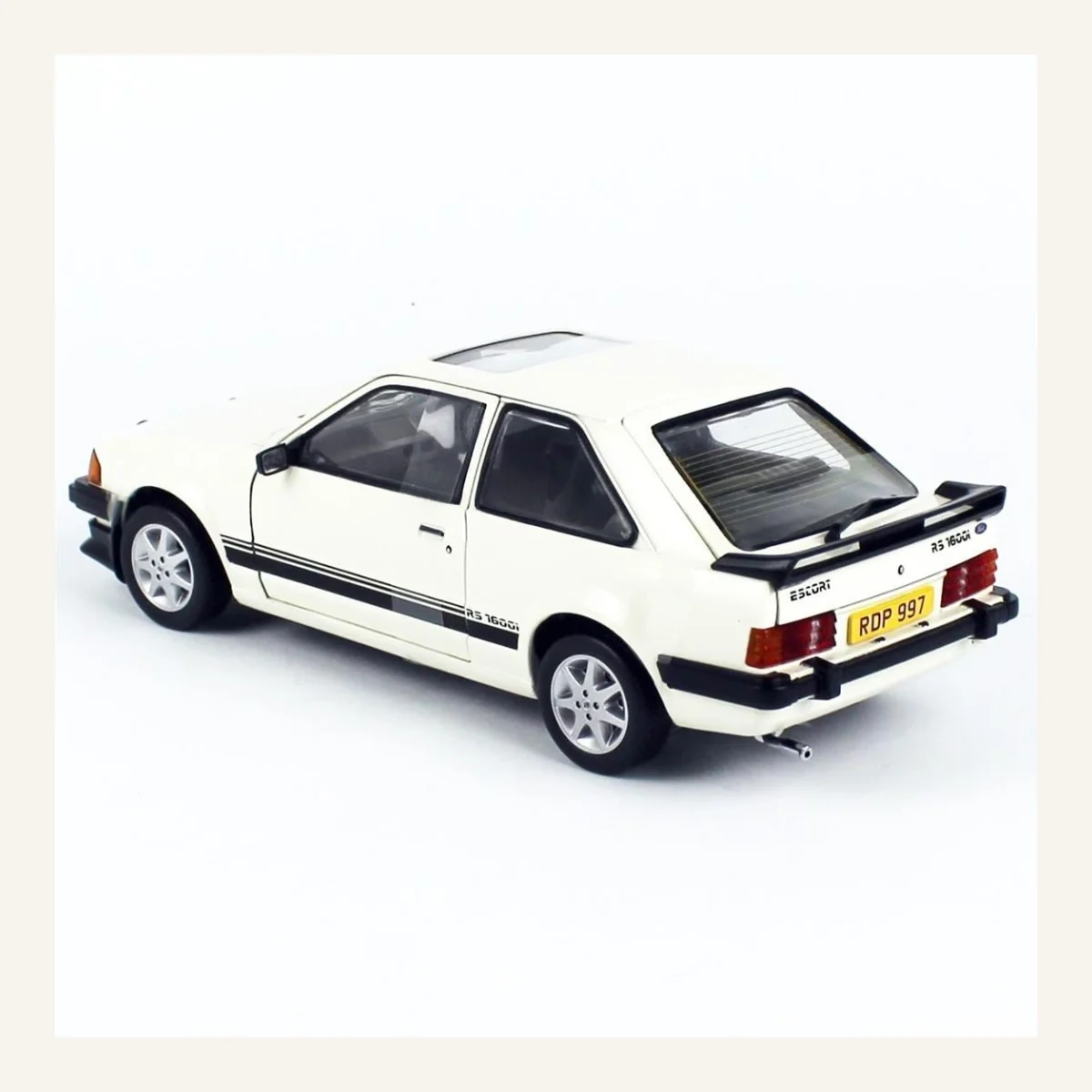 Sunstar 4997 1/18 Ölçek, 1984 Ford Escort RS1600i, Diamond White (RHD)