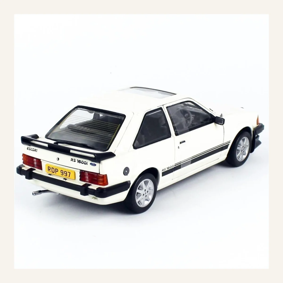 Sunstar 4997 1/18 Ölçek, 1984 Ford Escort RS1600i, Diamond White (RHD)