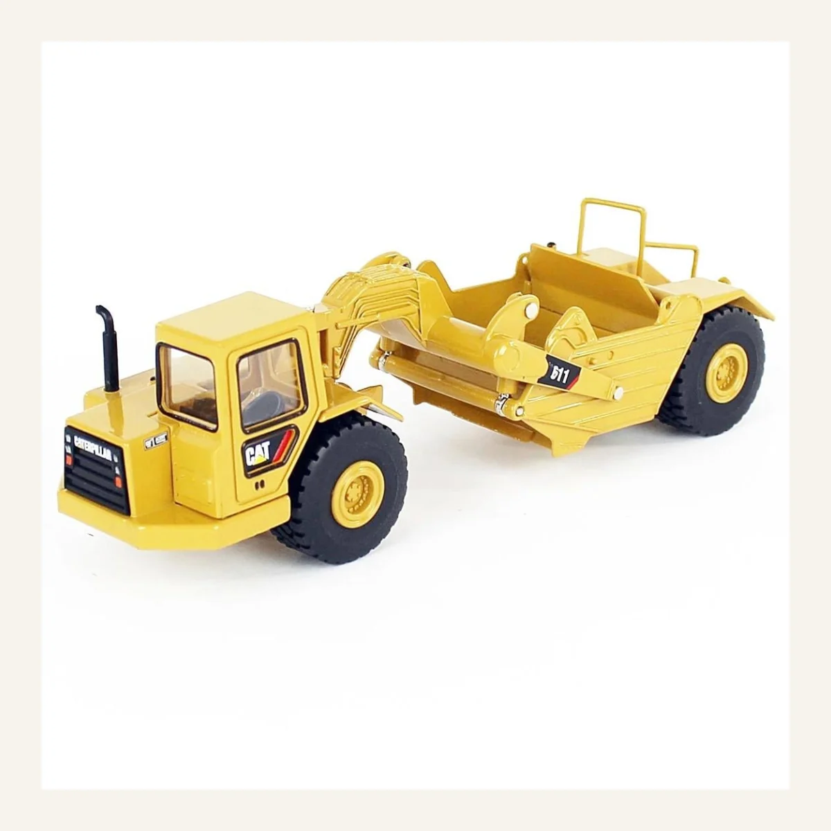 Diecast Masters 85695 1/64 Ölçek, Cat 611 Çekicili Sıyırıcı