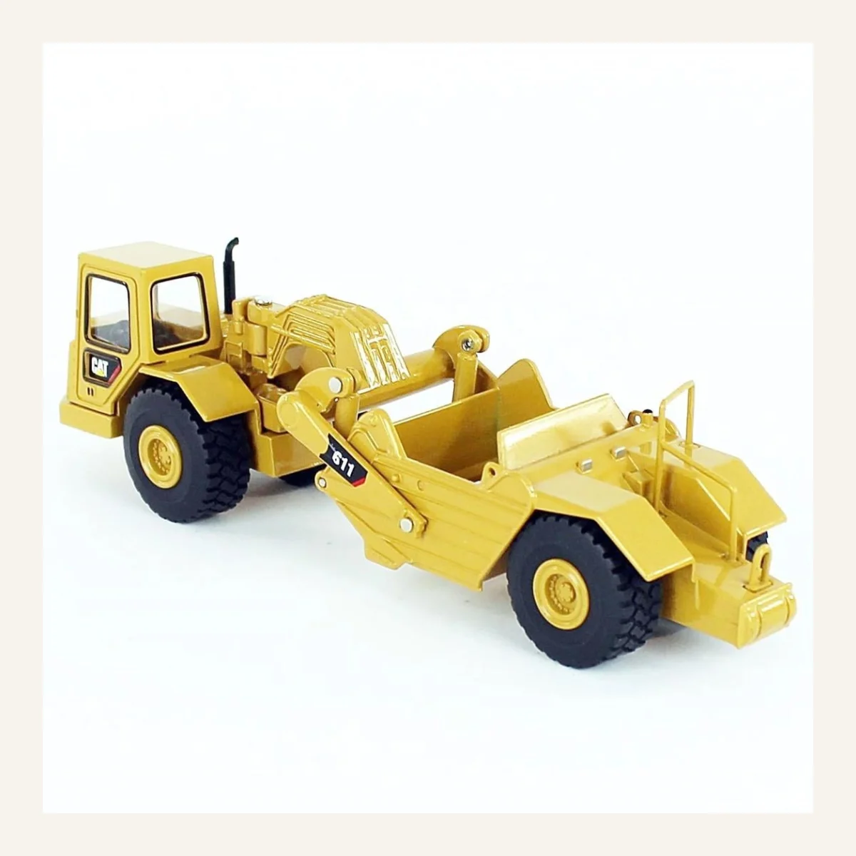 Diecast Masters 85695 1/64 Ölçek, Cat 611 Çekicili Sıyırıcı